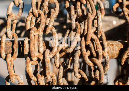 Alte rostige verwitterte grunge Eisenketten closeup Stockfoto