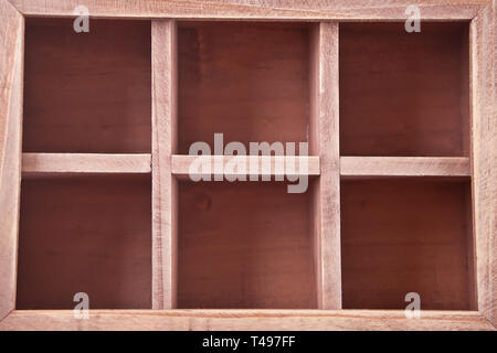 Eine leere Holzkiste mit Abschnitten. Ansicht von oben. Stockfoto