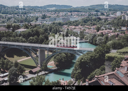 Antenne Panorama der historischen Stadt Bern Zentrum von Bern aus Münster, Schweiz. Sommer Landschaft, Sonnenschein und blauer Himmel Stockfoto