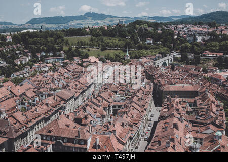 Antenne Panorama der historischen Stadt Bern Zentrum von Bern aus Münster, Schweiz. Sommer Landschaft, Sonnenschein und blauer Himmel Stockfoto