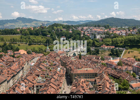 Antenne Panorama der historischen Stadt Bern Zentrum von Bern aus Münster, Schweiz. Sommer Landschaft, Sonnenschein und blauer Himmel Stockfoto