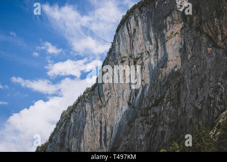 Ansicht Nahaufnahme der Berge im Nationalpark der Ort Lauterbrunnen, Schweiz, Europa. Sommer Landschaft, Sonnenschein Wetter, dramatische blauer Himmel und sonnig. Stockfoto