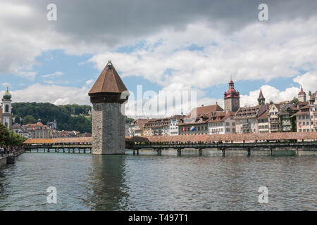 Luzern, Schweiz - Juli 3, 2017: Panoramablick auf das Stadtzentrum von Luzern mit berühmten Kapellbrücke und den Vierwaldstätter See, Reuss. Sommer landscap Stockfoto