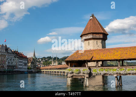 Luzern, Schweiz - Juli 3, 2017: Panoramablick auf Stadt Luzern mit Kapellbrücke und Reuss. Dramatischer Himmel und sonnigen Sommer Landschaft Stockfoto