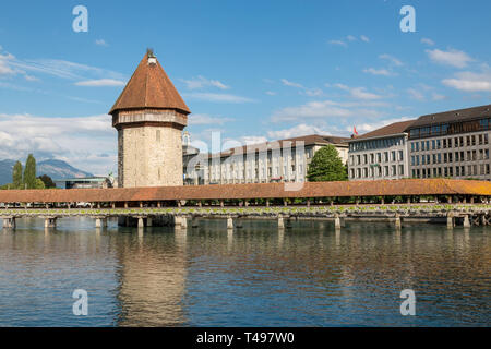 Luzern, Schweiz - Juli 3, 2017: Panoramablick auf Stadt Luzern mit Kapellbrücke und Reuss. Dramatischer Himmel und sonnigen Sommer Landschaft Stockfoto