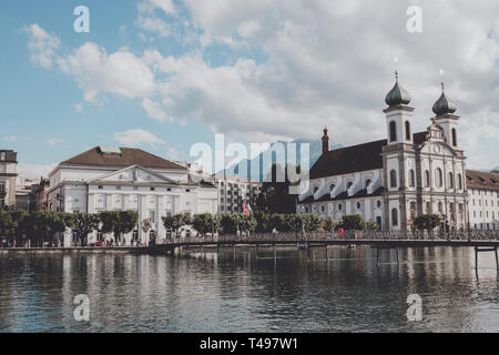 Luzern, Schweiz - Juli 3, 2017: Panoramablick auf Stadt Luzern mit Jesuitenkirche und Reuss. Dramatischer Himmel und sonnigen Sommer Landschaft Stockfoto