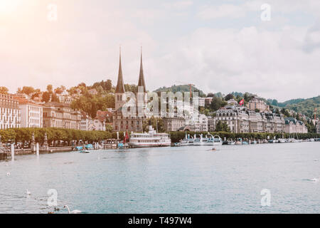 Luzern, Schweiz - Juli 3, 2017: Blick auf den Vierwaldstätter See, die Berge und die Stadt Luzern, Schweiz, Europa. Sommer Landschaft, Sonnenschein Wetter, Dramat Stockfoto