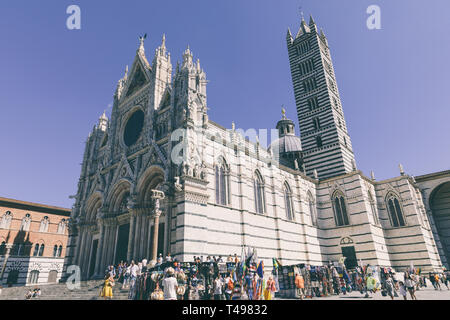 Siena, Italien - 28. Juni 2018: Panoramablick auf äußere der Dom von Siena (Duomo di Siena) ist eine mittelalterliche Kirche in Siena, von seinen earlies gewidmet Stockfoto