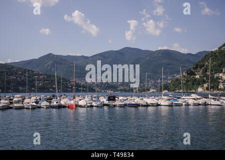 Panoramablick auf den Comer See (Lago di Como) ist ein See von glazialen Ursprungs in der Lombardei, Italien. Tag Sommer und dramatische blauer Himmel Stockfoto