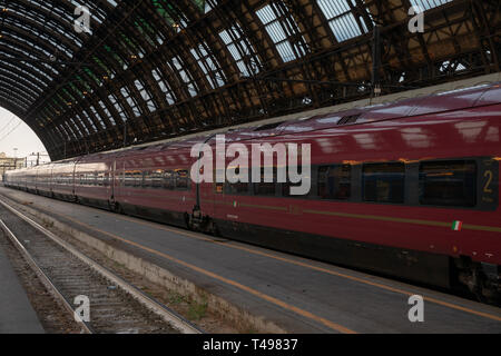 Mailand, Italien - Juni 27, 2018: Züge warten der Abreise innerhalb von Milano Centrale (Stazione Milano Centrale) ist der wichtigste Bahnhof der Stadt Stockfoto