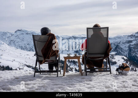 Entspannen Sie bei einem Espresso nach einer Sitzung am Morgen Skifahren - eleganter Skiort Stockfoto