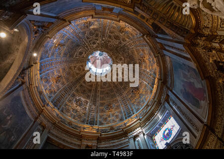 Siena, Italien - 28. Juni 2018: Panoramablick auf den Innenraum der Kathedrale von Siena (Duomo di Siena) ist eine mittelalterliche Kirche in Siena, von seinen earlies gewidmet Stockfoto