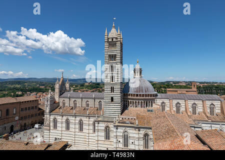 Siena, Italien - 28. Juni 2018: Panoramablick auf äußere der Dom von Siena (Duomo di Siena) ist eine mittelalterliche Kirche in Siena, von seinen earlies gewidmet Stockfoto