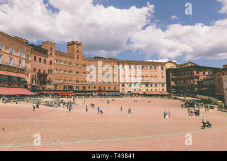 Siena, Italien - 28. Juni 2018: Blick auf die Piazza del Campo ist die wichtigsten öffentlichen Raum des historischen Zentrums von Siena, Toskana und ist als Stockfoto