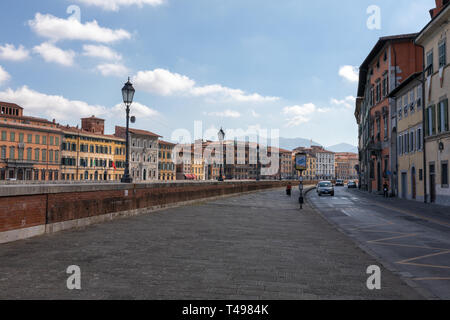 Pisa, Italien - 29. Juni 2018: Panoramablick auf das historische Zentrum von Pisa Stadt. Tag Sommer und blauer Himmel Stockfoto