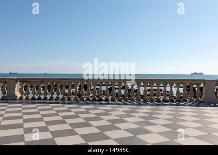 Panoramablick auf die Terrazza Mascagni (Mascagni Terrasse) vor dem Ligurischen Meer an der westlichen Küste der Toskana in Livorno. Menschen gehen und Rest o Stockfoto