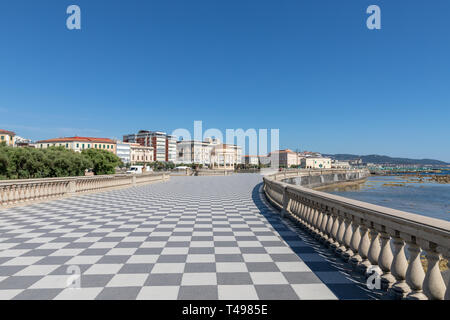 Livorno, Italien - 29. Juni 2018: Panoramablick auf die Terrazza Mascagni (Mascagni Terrasse) vor dem Ligurischen Meer an der westlichen Küste der Toskana in Stockfoto