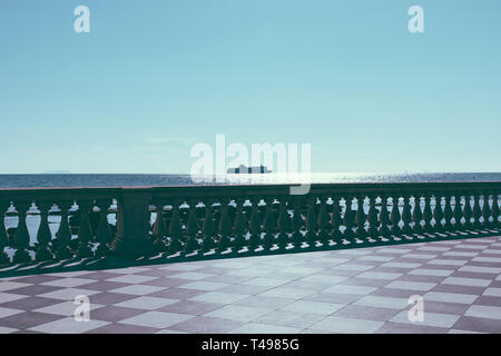 Panoramablick auf die Terrazza Mascagni (Mascagni Terrasse) vor dem Ligurischen Meer an der westlichen Küste der Toskana in Livorno. Menschen gehen und Rest o Stockfoto