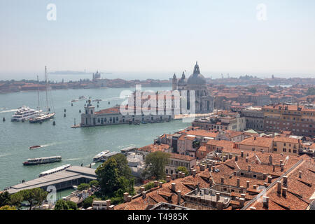 Panoramablick auf die Stadt Venedig und der Basilika von Santa Maria della Salute (Hl. Maria von Kur) von St Mark's Campanile (Campanile di San Marco). L Stockfoto