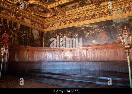 Venedig, Italien, 30. Juni 2018: Panoramablick von Halle innen und Künste im Dogenpalast (Palazzo Ducale) ist ein Palast im venezianischen Gotik o gebaut Stockfoto