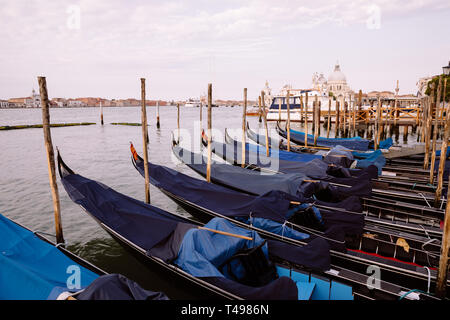 Venedig, Italien - 1. Juli 2018: Panoramablick auf Laguna Veneta Küste der Stadt Venedig mit Gondeln. Landschaft im Sommer morgen Tag und dramatischen Blau sk Stockfoto