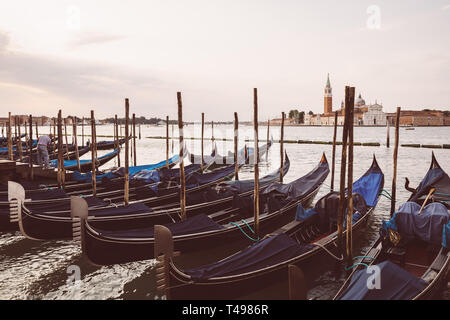 Venedig, Italien - 1. Juli 2018: Panoramablick auf Laguna Veneta Küste der Stadt Venedig mit Gondeln. Landschaft im Sommer morgen Tag und dramatischen Blau sk Stockfoto