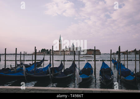 Panoramablick auf Laguna Veneta der Stadt Venedig mit Gondeln und die Insel San Giorgio Maggiore. Landschaft im Sommer morgen Tag und dramatische Blue s Stockfoto