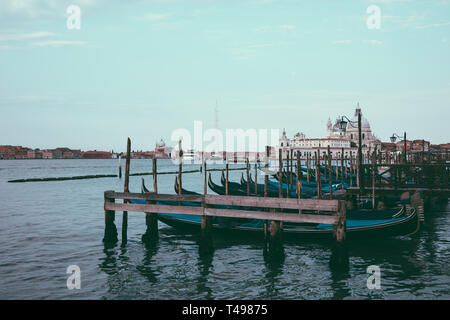 Venedig, Italien - 1. Juli 2018: Panoramablick auf Laguna Veneta Küste der Stadt Venedig mit Gondeln. Landschaft im Sommer morgen Tag und dramatischen Blau sk Stockfoto