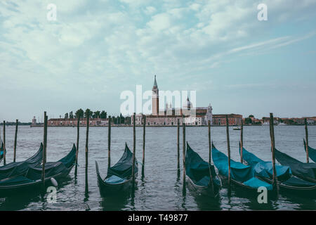 Panoramablick auf Laguna Veneta der Stadt Venedig mit Gondeln und die Insel San Giorgio Maggiore. Landschaft im Sommer morgen Tag und dramatische Blue s Stockfoto