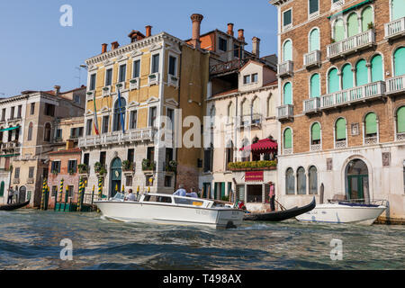 Venedig, Italien - Juli 2, 2018: Closeup Fotografie von Motorbooten mit Menschen und historischen Gebäude des Grand Canal (Canal Grande) aus der Gondel. Summe Stockfoto