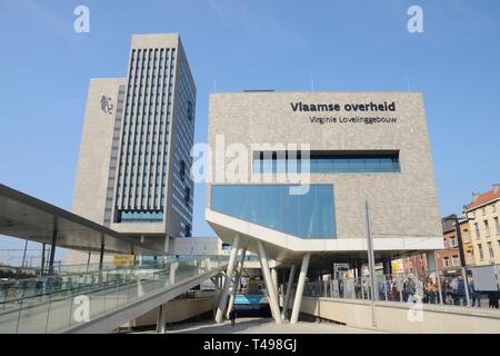 Gent, Belgien - 31. März 2019: Bürogebäude an der Saint Peters Bahnhof in Gent, die Hauptstadt der Provinz Westflandern in Belgien. Stockfoto