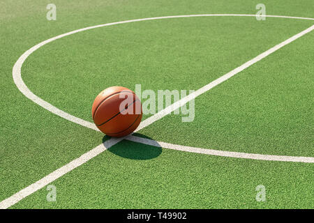 Basketball Ball auf dem freien Hof Stockfoto
