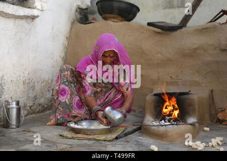 Indische Rajasthani Frau kochen Chapati--- fladenbrot indisches Brot, Jodhpur, Rajasthan, Indien, Asien Stockfoto