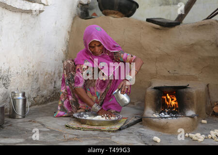 Indische Rajasthani Frau kochen Chapati--- fladenbrot indisches Brot, Jodhpur, Rajasthan, Indien, Asien Stockfoto