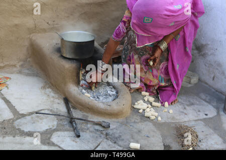 Indische Rajasthani Frau kochen Chapati--- fladenbrot indisches Brot, Jodhpur, Rajasthan, Indien, Asien Stockfoto