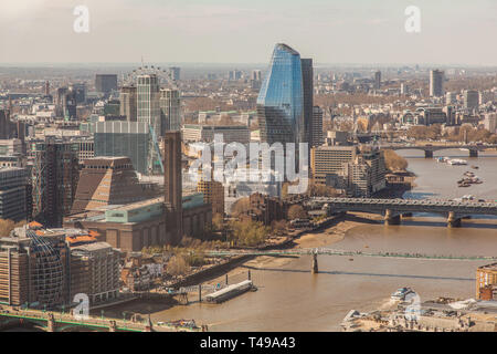 Eine Blackfriars Wolkenkratzer aus der Sky Garden, 20 Fenchurch Street, London, England, Vereinigtes Königreich fotografiert. Stockfoto