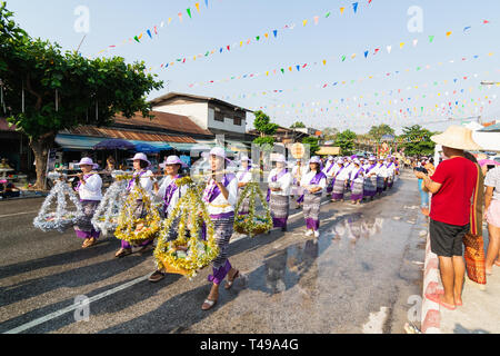 SUKHOTHAI, Thailand - 13 april 2019: Thailänder feiern Neujahr Songkran Water Festival auf der Straße. Stockfoto