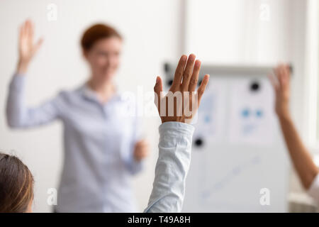 Geschäft Leute heben die Hände in Abstimmung engagiert bei der Konferenz Stockfoto