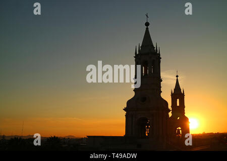 Silhouette der berühmten Glockenturm der Basilika Kathedrale von Arequipa gegen die untergehende Sonne, Peru Stockfoto