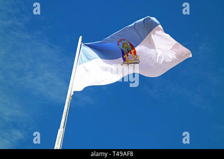 Flagge der Provinz Puno, Peru winken in den sonnigen blauen Himmel Stockfoto