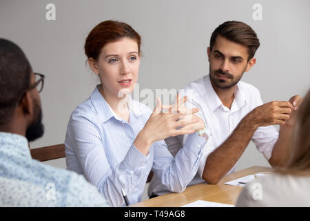 Zuversichtlich, dass weibliche Führer sprechen bei gruppentraining Unternehmensstrategie erläutern Stockfoto