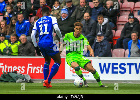 14. April 2019, DW Stadium, Wigan, England; Sky Bet Meisterschaft, Wigan vs Norwich City; Jamal Lewis (12) von Norwich City sucht Vergangenheit Gavin Massey (11.) Wigan Athletic Credit: Craig Milner/News Bilder der Englischen Football League Bilder unterliegen DataCo Lizenz zu erhalten Stockfoto