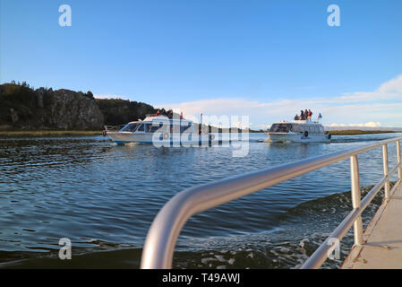 Kreuzfahrtschiff zu den berühmten Uros schwimmende Insel von Puno, Peru Stockfoto