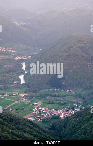 Blick von der Grenze weg Slowenien, Italien zu kleinen Dorf Volče im Soca Tal im Triglav Nationalpark in den Julischen Alpen Stockfoto