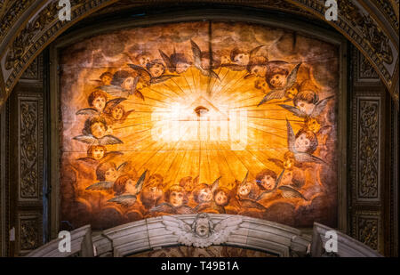 Reich verzierten Fenster in der Taufkapelle der Basilika von Santa Maria Maggiore in Rom, Italien. Stockfoto