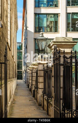 Gasse neben Christus Kirche Greyfriars, Newgate Street, London Stockfoto