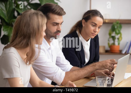 Schweren männlichen Mentor Führer erklären, Arbeiten am Computer, um weibliche Mitarbeiter Stockfoto