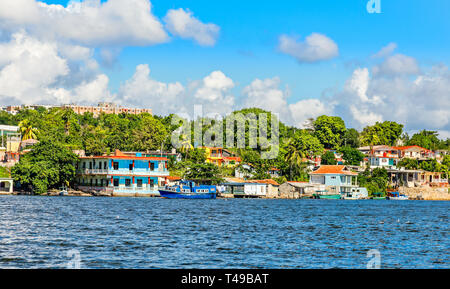 Jagua kubanischen Dorf mit bunten Häusern auf dem Hügel und Fischerboote, Provinz Cienfuegos, Kuba Stockfoto