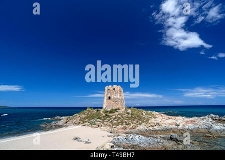 Alten Turm in der Nähe von Strand von Torre di Bari auf der Insel Sardinien, Italien Stockfoto