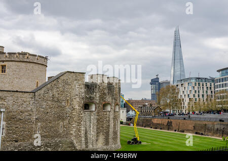 Der Tower von London, eine beliebte Touristenattraktion in London, UK. Im Gegensatz dazu ist der Shard im Hintergrund zu sehen ist, moderne Architektur, Stockfoto